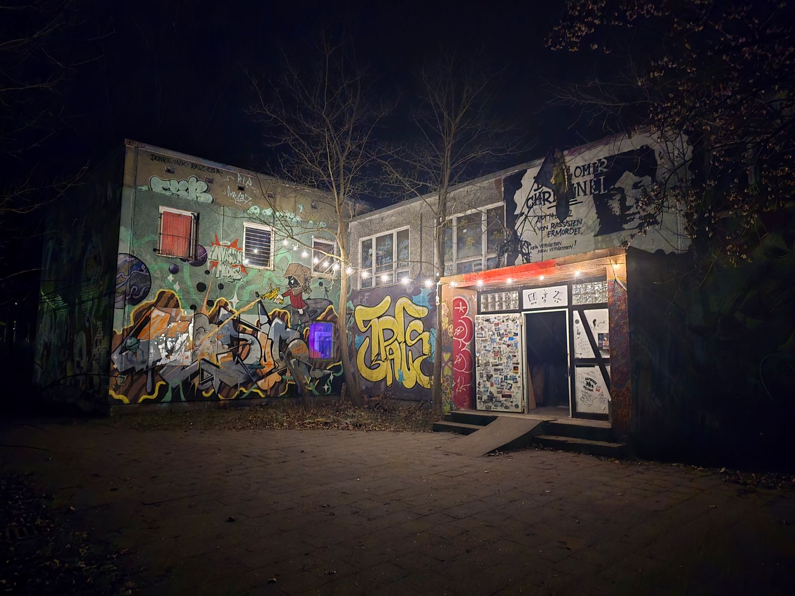 Der Eingang des AJZ bei Nacht mit Lichterkette